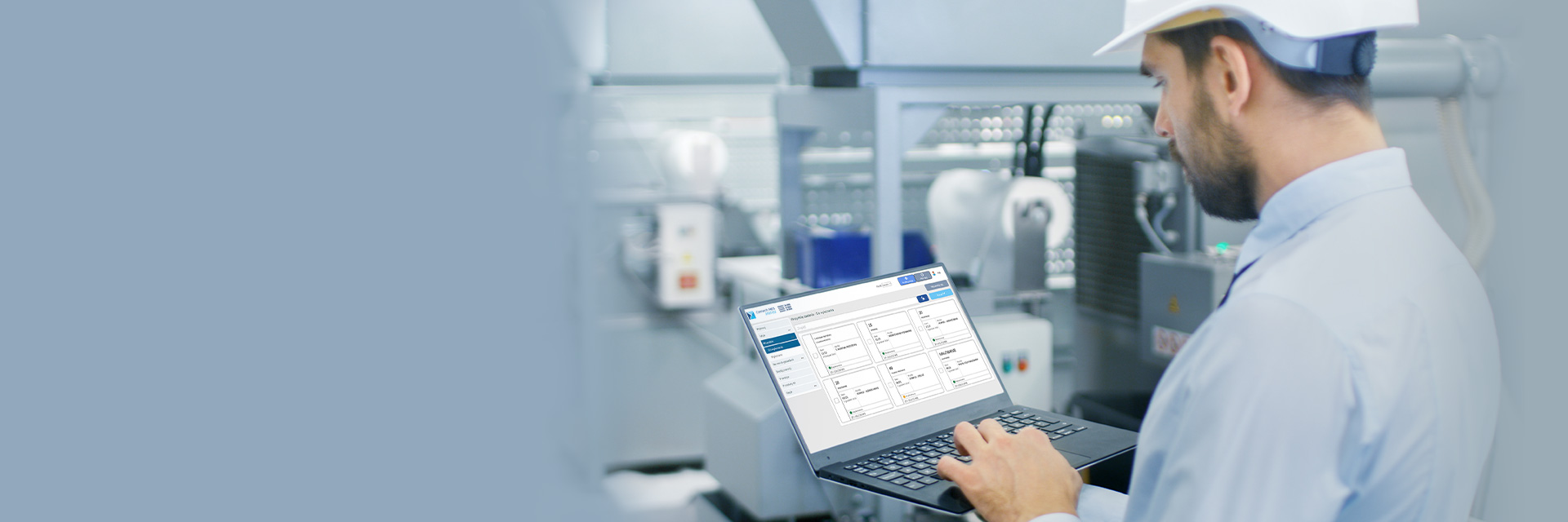 Pracownik produkcji pracuje na programi do zarządzania produkcja - moduł produkcja Comarch ERP XL